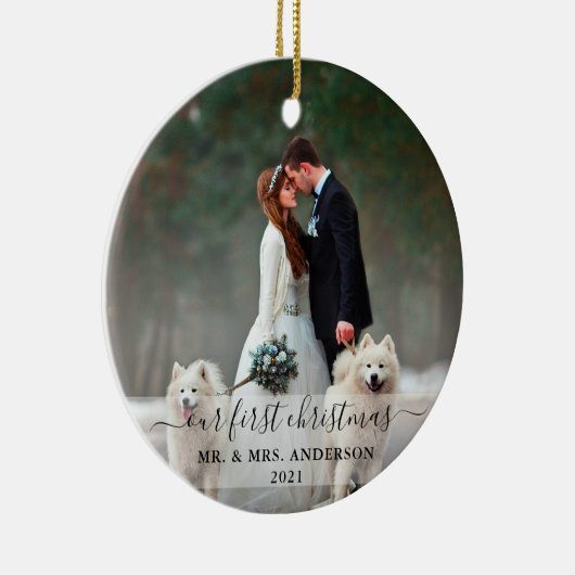 Stijlvol script Onze eerste kerstfoto bruiloft Keramisch Ornament (Rechts)