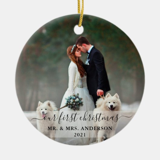 Stijlvol script Onze eerste kerstfoto bruiloft Keramisch Ornament (Voorkant)
