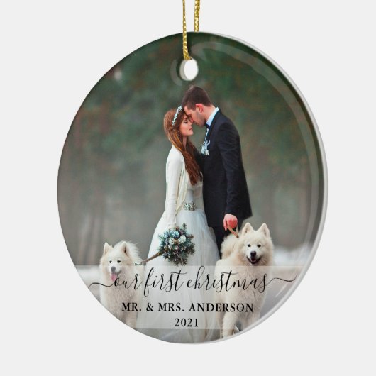 Stijlvol script Onze eerste kerstfoto bruiloft Keramisch Ornament (Links)