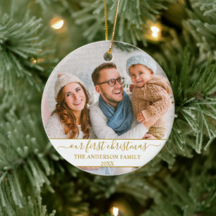Stijlvol script onze eerste kerstgoudfamilie keramisch ornament
