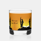 Stijlvol silhouet vrouw surfer zonsondergang stran whisky glas (Voorkant)
