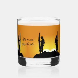 Stijlvol silhouet vrouw surfer zonsondergang stran whisky glas