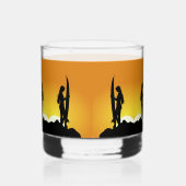 Stijlvol silhouet vrouw surfer zonsondergang stran whisky glas (Links)