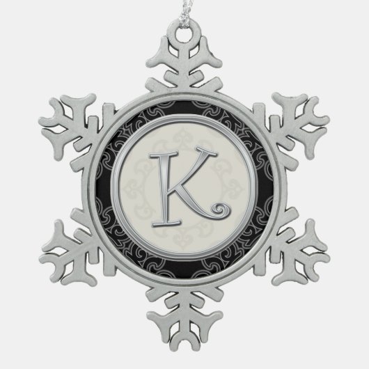 Stijlvol Silver Monogram K Kerstmis Tin Sneeuwvlok Ornament (Voorkant)
