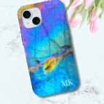 Stijlvol trendy modern kleurrijk Initiaal monogram iPhone 15 Case<br><div class="desc">Elegante en kleurrijke regenboogkleurige labradoriet stenen foto maakt de perfecte achtergrond voor een eenvoudig en modern ontwerp. Dit is een stijlvolle trendy close-up van een echt natuurlijk labradoriet kristal met blauw, paarse, roze, geel en groen. Voeg je initialen toe, of je kunt ze verwijderen als je gewoon een mooie kristallen...</div>