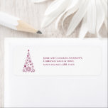Stijlvol Trendy Script Christmas Etiket<br><div class="desc">Stijlvol Trendy Script Christmas-label retouradres met een feestelijke kerstachtergrond. Uw namen en adres kunnen eenvoudig worden gepersonaliseerd voor een uniek label met een persoonlijke touch om te koppelen met ons vakantiepaartenassortiment in hetzelfde ontwerp!</div>