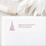 Stijlvol Trendy Script Christmas Etiket<br><div class="desc">Stijlvol Trendy Script Christmas-label retouradres met een feestelijke kerstachtergrond. Uw namen en adres kunnen eenvoudig worden gepersonaliseerd voor een uniek label met een persoonlijke touch om te koppelen met ons vakantiepaartenassortiment in hetzelfde ontwerp!</div>