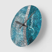 Stijlvol turkooizen zilverglitter verlaat monogram ronde klok (Hoek)