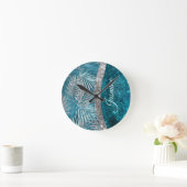 Stijlvol turkooizen zilverglitter verlaat monogram ronde klok (Huis)