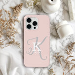 Stijlvol Uniek Monogram Vrouwelijk Blush Roze iPhone 15 Pro Max Hoesje<br><div class="desc">Een elegante stijlvolle weergave van jouw naam en monogram accentueert deze aangepaste iPhone-hoes met klassieke serifs en een scripttypografie heeft een prachtig uitgebalanceerde symmetrie. De drie elementen mengen zich stijlvol samen om uw eigen personal branding logo te creëer. Hier afgebeeld met een zachte blozende roze achtergrond met monogram elementen in...</div>