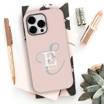 Stijlvol Uniek Monogram Vrouwelijk Blush Roze Case-Mate iPhone 14 Pro Max Hoesje<br><div class="desc">Een elegante stijlvolle weergave van jouw naam en monogram accentueert deze aangepaste iPhone-hoes met klassieke serifs en een scripttypografie heeft een prachtig uitgebalanceerde symmetrie. De drie elementen mengen zich stijlvol samen om uw eigen personal branding logo te creëer. Hier afgebeeld met een zachte blozende roze achtergrond met monogram elementen in...</div>