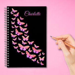 Stijlvol vlinderpatroon met naam roze en zwart notitieboek