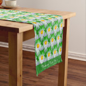 Stijlvol White Daisy Pattern Groen Gepersonaliseer Korte Tafelloper (Voorbeeld)