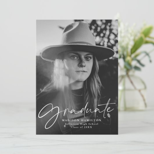 Stijlvol wit script foto Afstuderen Aankondiging (Staand voorkant)