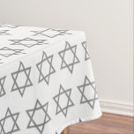 Stijlvol wit | STAR VAN DAVID Tafelkleed<br><div class="desc">Stijlvolle STAR VAN DAVID Tablecloth, met faux Silver Grey Star van David in een betegeld patroon. Dit is een minimalistisch, eenvoudig elegant ontwerp, geschikt voor joodse feestdagen en feestelijkheden, zoals Chanoeka, Passover, Rosh Hashanah, Bar/Bat Mitzvahs, enz. De achtergrond is wit. Beschikbaar in andere kleuren, of u kunt de kleur veranderen...</div>