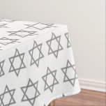 Stijlvol wit | STER OF DAVID Tafelkleed<br><div class="desc">Stijlvolle STAR OF DAVID tafelkleed, met faux zilvergrijze Star of David in een betegeld patroon. Dit is een minimalistisch, eenvoudig, elegant ontwerp, geschikt voor joodse feestdagen en feesten, zoals Chanoeka, Pesach, Rosj Hasjana, Bar / Bat Mitzvahs, enz. De achtergrond is wit. Verkrijgbaar in andere kleuren, of u kunt de kleur...</div>