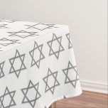 Stijlvol wit | STER OF DAVID Tafelkleed<br><div class="desc">Stijlvolle STAR OF DAVID tafelkleed, met faux zilvergrijze Star of David in een betegeld patroon. Dit is een minimalistisch, eenvoudig, elegant ontwerp, geschikt voor joodse feestdagen en feesten, zoals Chanoeka, Pesach, Rosj Hasjana, Bar / Bat Mitzvahs, enz. De achtergrond is wit. Verkrijgbaar in andere kleuren, of u kunt de kleur...</div>
