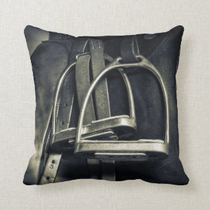 Stijlvol zilver Stirrups op het Engelse zadelzadje Kussen
