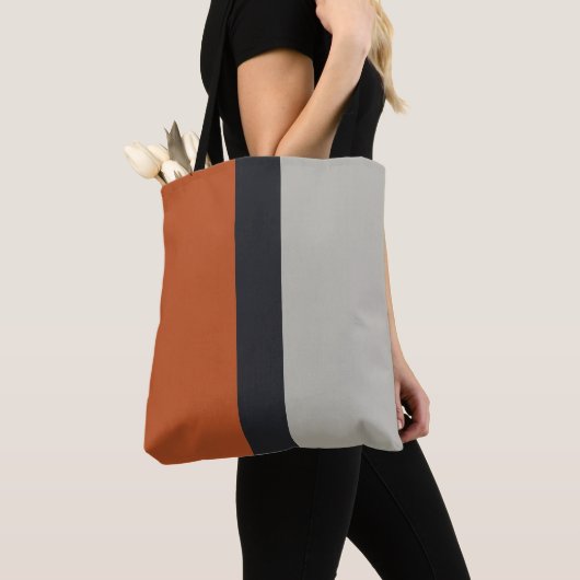 Stijlvol zilvergrijs Oranje patroon met rode strep Tote Bag (Dichtbij)