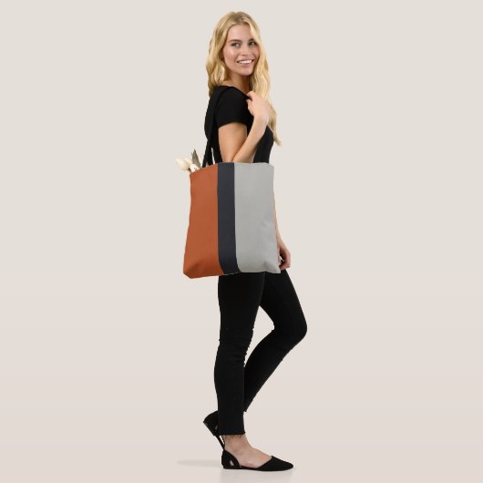 Stijlvol zilvergrijs Oranje patroon met rode strep Tote Bag (Op model)