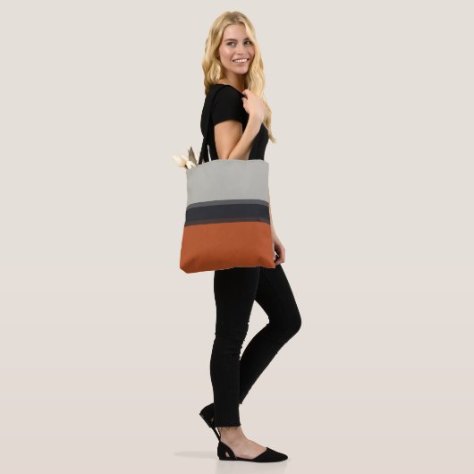 Stijlvol zilvergrijs Oranje patroon met rode strep Tote Bag (Op model)
