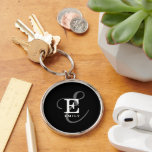 Stijlvol zwart kalligrafiescript Monogram Naam Sleutelhanger<br><div class="desc">Een prachtig sleutelhangerontwerp met een stijlvolle weergave van jouw naam en monogram met klassieke series en een meer scripttypografie in een evenwichtige en symmetrische harmonie. De drie elementen gaan samen met een verfijnde harmonie en creëer je eigen persoonlijke branding logo. Hier afgebeeld met een chique zwarte achtergrond met monogram elementen...</div>