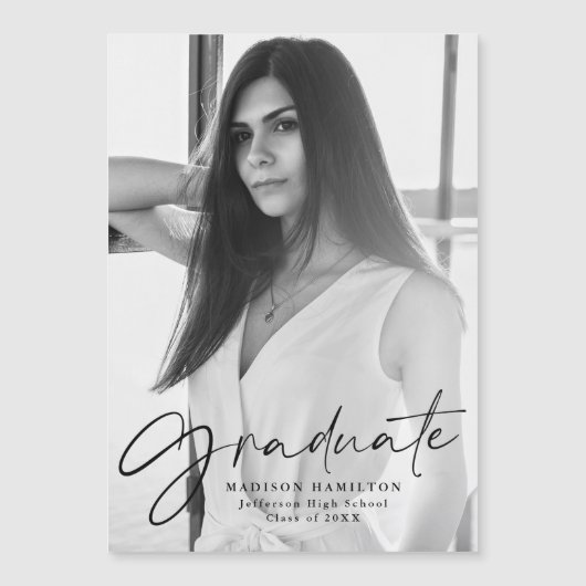 Stijlvol zwart Script-fotoAfstuderen Magnetische Uitnodiging (Voorkant)