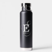 Stijlvol zwart script, monogram en naam waterfles (Links)