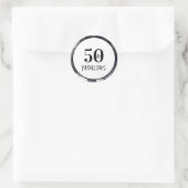 Stijlvol zwart-wit 50 en Fabulous Birthday Ronde Sticker (Tas)