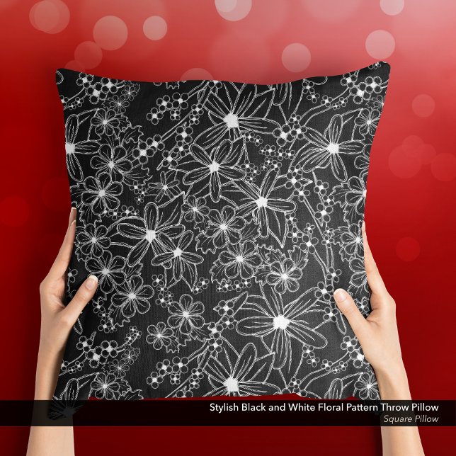 Stijlvol zwart-wit bloemmotief kussen (Stylish Black and White Floral Pattern Throw Pillow with a Sketch-Like Hand-Drawn Feel.)