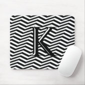 Stijlvol zwart wit Chevron Stripe Monogram Aangepa Muismat (Met muis)