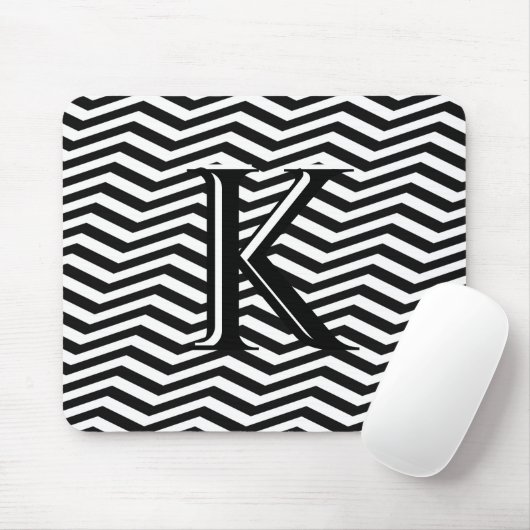 Stijlvol zwart wit Chevron Stripe Monogram Aangepa Muismat (Met muis)