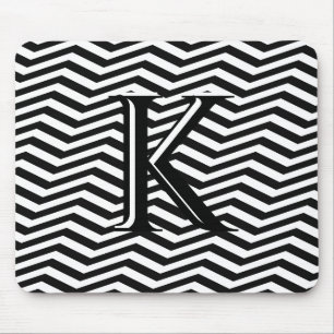 Stijlvol zwart wit Chevron Stripe Monogram Aangepa Muismat