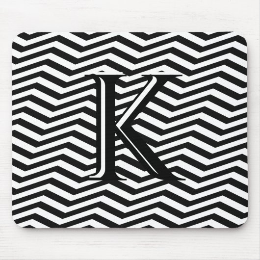 Stijlvol zwart wit Chevron Stripe Monogram Aangepa Muismat (Voorkant)