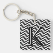 Stijlvol zwart wit Chevron Stripe Monogram Aangepa Sleutelhanger (Voorkant)