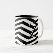 Stijlvol zwart wit Chevron Stripe Monogram Aangepa Tweekleurige Koffiemok (Voorkant rechts)