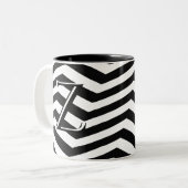 Stijlvol zwart wit Chevron Stripe Monogram Aangepa Tweekleurige Koffiemok (Voorkant links)