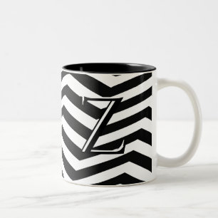 Stijlvol zwart wit Chevron Stripe Monogram Aangepa Tweekleurige Koffiemok
