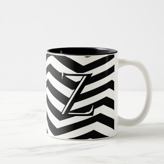 Stijlvol zwart wit Chevron Stripe Monogram Aangepa Tweekleurige Koffiemok (Rechts)