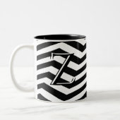 Stijlvol zwart wit Chevron Stripe Monogram Aangepa Tweekleurige Koffiemok (Links)