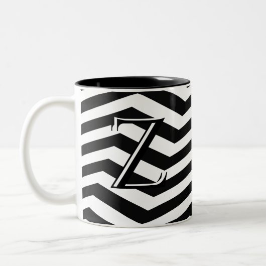 Stijlvol zwart wit Chevron Stripe Monogram Aangepa Tweekleurige Koffiemok (Links)