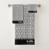 Stijlvol zwart-wit Geometrisch Patroonmonogram Bad Handdoek (Insitu)