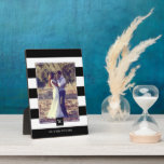 Stijlvol zwart-wit stripesmonogram fotoplaat<br><div class="desc">Stijlvolle en schitterende foto-keepzet die gepersonaliseerd kan worden voor een soort cadeau.</div>