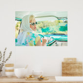 Stijlvolle 1950-vrouw die een klassieke auto bestu poster (Keuken)