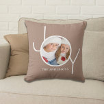 Stijlvolle aangepaste foto Kerstvakantie Kussen<br><div class="desc">Dit stijlvolle kerstvakantie fotokussen is versierd met het woord JOY in moderne witte typografie op een taupe beige achtergrond. Gemakkelijk aan te passen met uw foto en naam.</div>