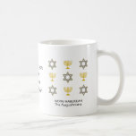 Stijlvolle aangepaste HANUKKAH Koffiemok<br><div class="desc">Stijlvolle HAPPY HANUKKAH-mok voor koffie, met faux gold en Silver STAR VAN DAVID en MENORAH in een betegeld patroon tegen een platte witte achtergrond. De tekst leest HAPPY HANUKKAH met een placeholder naam, en is , zodat kunt u het PERSONALISEREN door jouw naam of andere tekst toe te voegen. Het...</div>