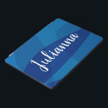 Stijlvolle Abstracte vormen in blauwe, persoonlijk iPad Pro Cover<br><div class="desc">Deze stijlvolle,  minimalistische moderne kunst combineert eenvoudige organische cirkelvormen met prachtige kleuren blauw. Personaliseer het met jouw naam in manuscript het schrijven.</div>