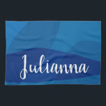 Stijlvolle Abstracte vormen in blauwe, persoonlijk Theedoek<br><div class="desc">Verhoog uw keukeninrichting met deze stijlvolle minimalistische moderne keukenhanddoek, met eenvoudige organische cirkelvormen geaccentueerd door prachtige gradiënten van blauw. Het schone en elegante ontwerp voegt een eigentijdse touch toe aan uw keuken, waarbij kunst wordt gecombineerd met functionaliteit. Personaliseer het met jouw naam in stijlvol schrift om een uniek en geavanceerd...</div>