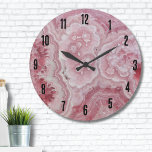 Stijlvolle agaat elegant roze grote klok<br><div class="desc">Een boeiende roze rhodochrosiet print die de delicate schoonheid van dit prachtige mineraal tot leven brengt. Met een close-upperspectief laat dit de ingewikkelde details en betoverende patronen van de rhodochrosietsteen zien. De zachte, roze tinten creëer zijn een rustgevende en betoverende visuele ervaring, die een gevoel van sereniteit en genade oproept....</div>