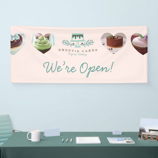 Stijlvolle bakkerijtaart Logo & hart foto waren op Spandoek (Beurs)